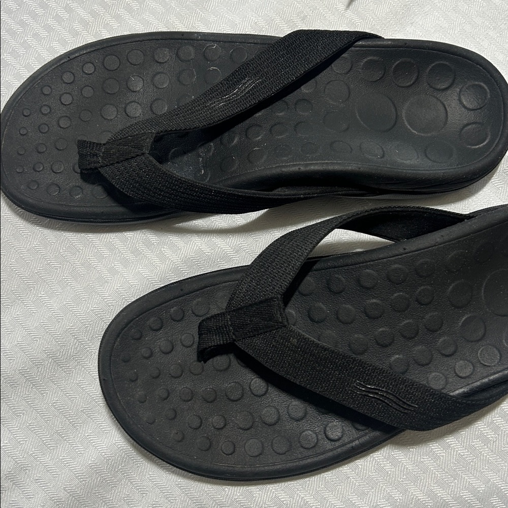 Vionic Wave 44 Black Flip-Flops 7 / 8 - Picture 7 of 15